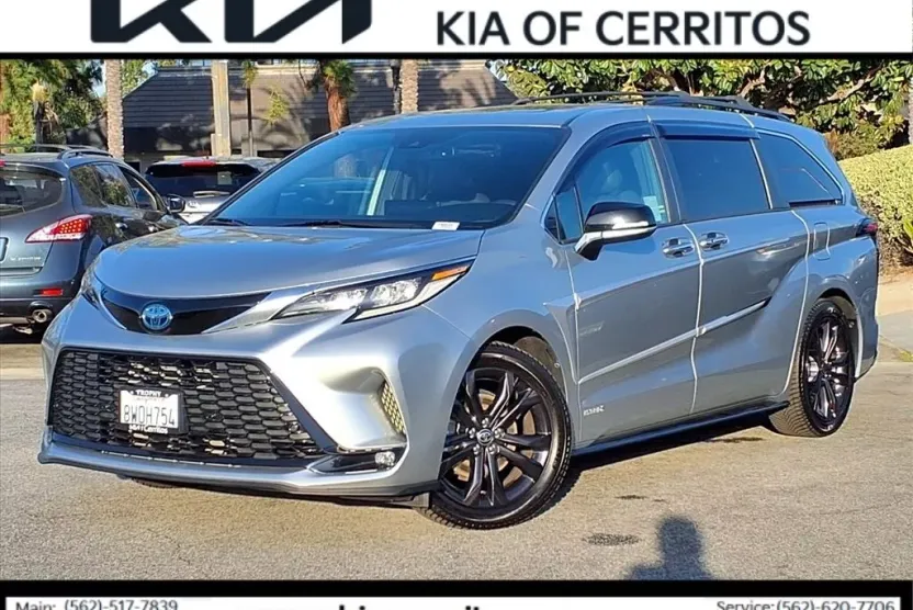 2021 Toyota Sienna XSE photo 1