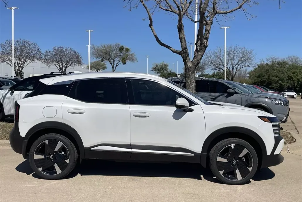 2025 Nissan Kicks SR photo 1
