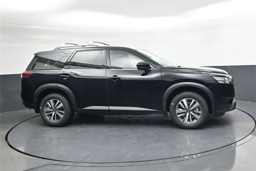 2025 Nissan Pathfinder SL photo 1