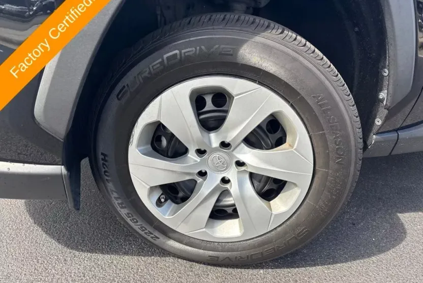 2022 Toyota RAV4 LE photo 1