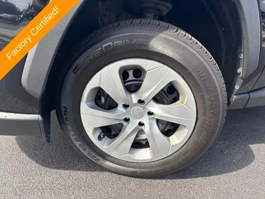 2022 Toyota RAV4 LE photo 1