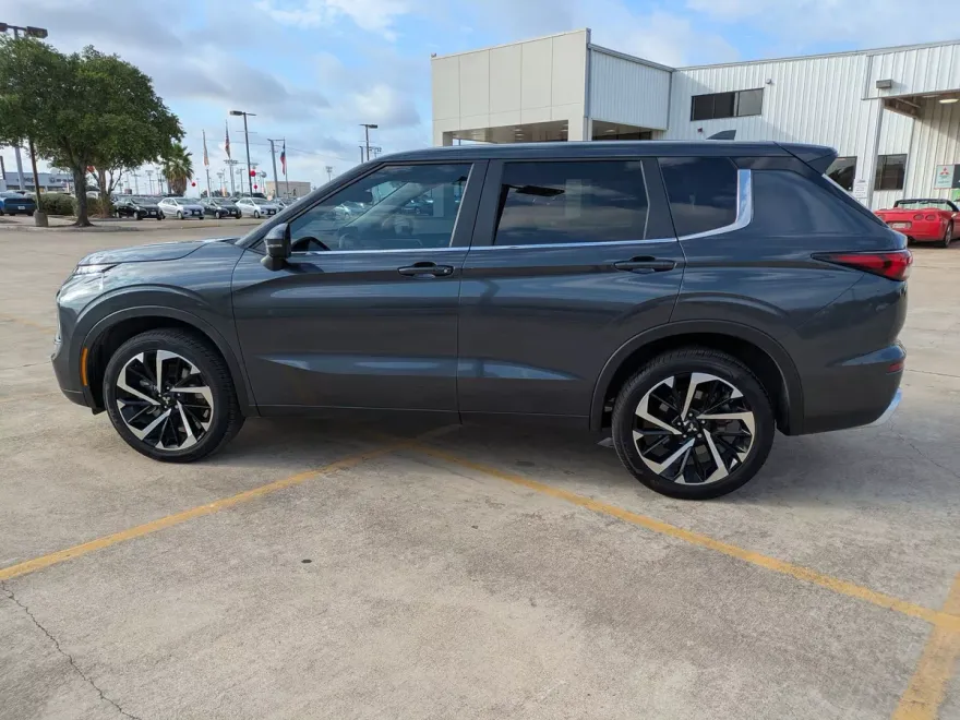2024 Mitsubishi Outlander SE photo 1