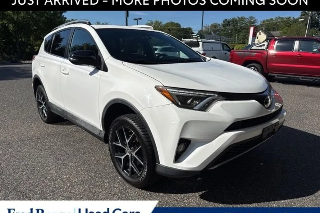 2017 Toyota RAV4 SE photo 1