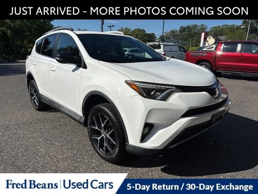 2017 Toyota RAV4 SE photo 1