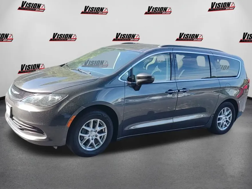 2020 Chrysler Voyager LXi photo 1