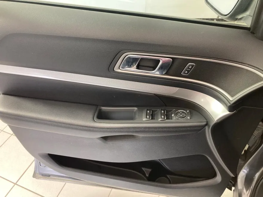 2017 Ford Explorer XLT photo 1