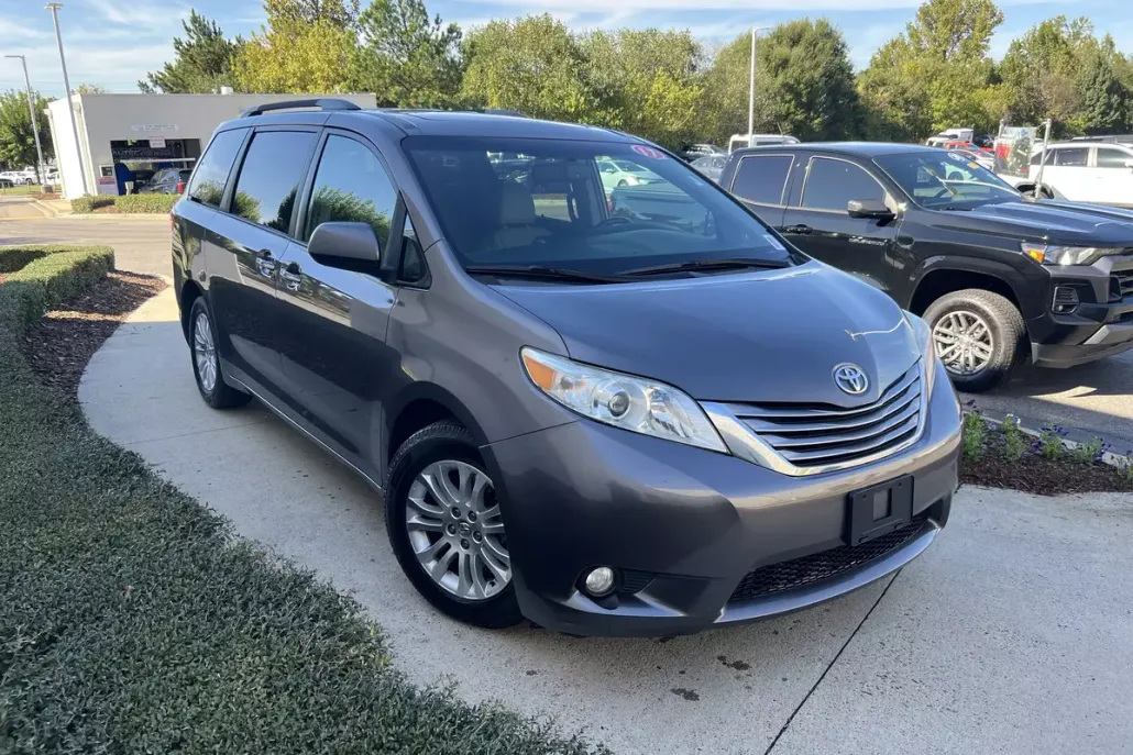 2017 Toyota Sienna XLE Premium photo 1