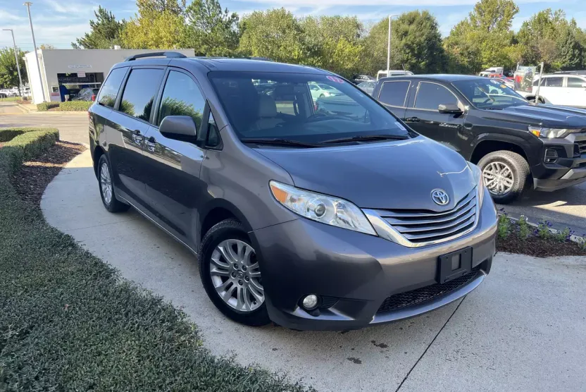 2017 Toyota Sienna XLE Premium photo 1