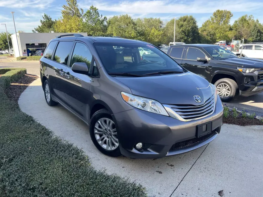 2017 Toyota Sienna XLE Premium photo 1