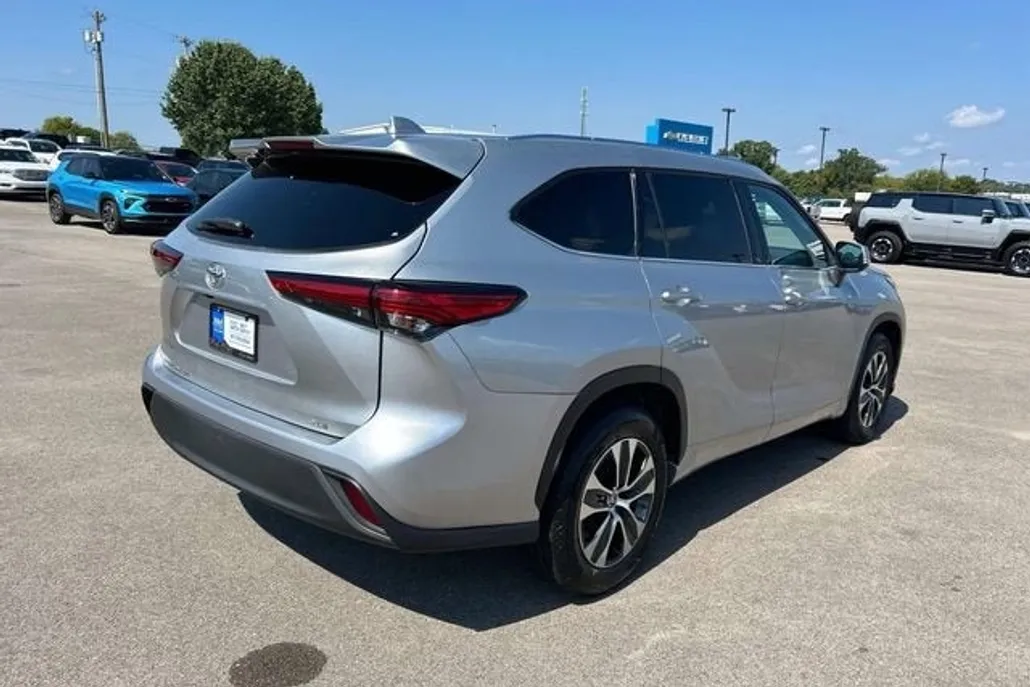 2021 Toyota Highlander XLE photo 1