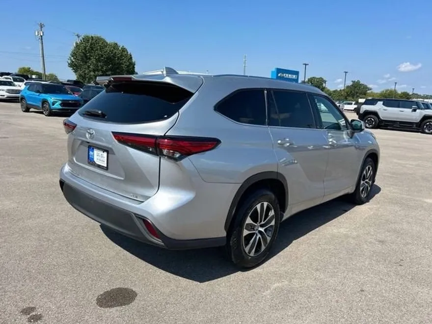 2021 Toyota Highlander XLE photo 1