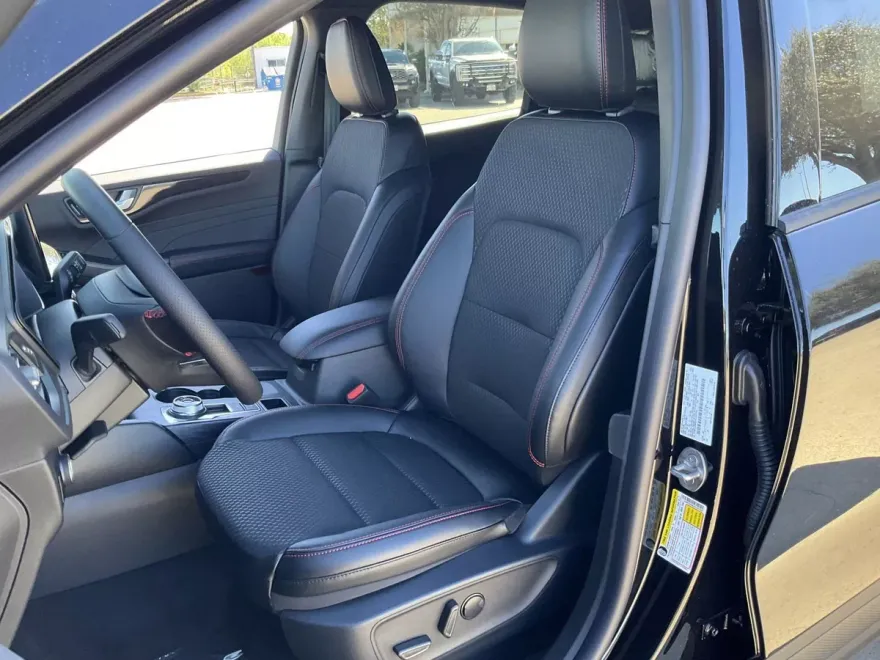2025 Ford Escape ST-Line photo 1