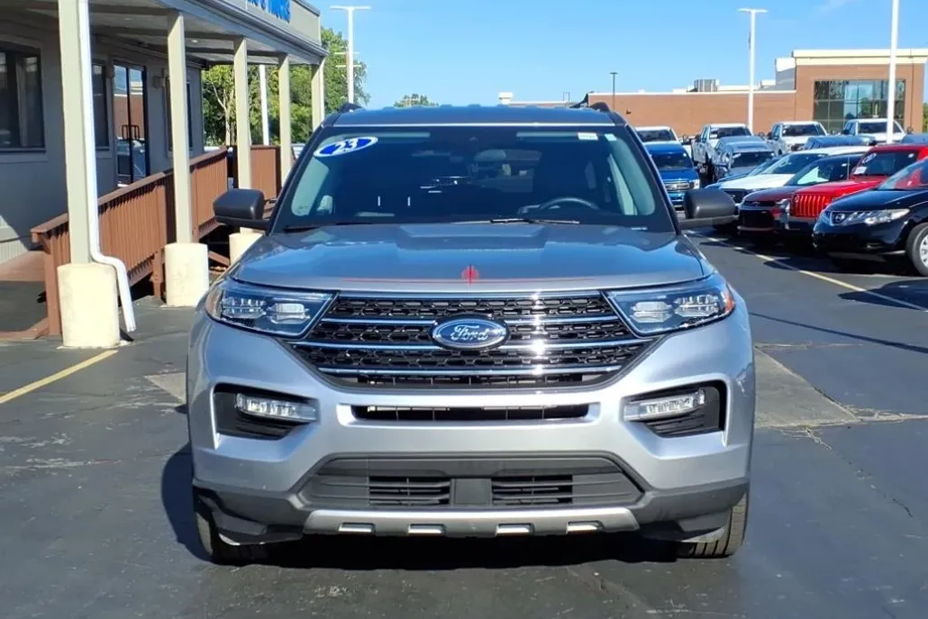 2023 Ford Explorer XLT photo 1