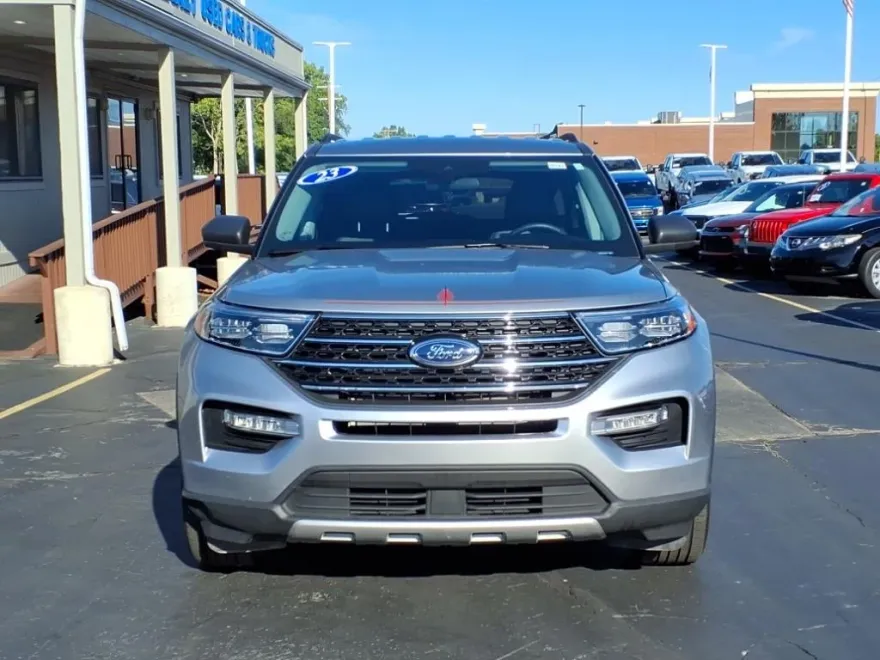 2023 Ford Explorer XLT photo 1