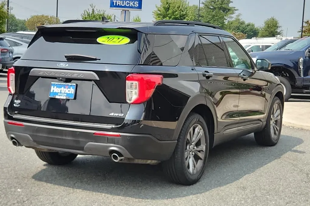 2021 Ford Explorer XLT photo 1
