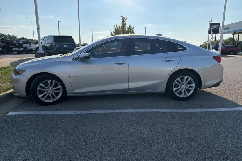 2018 Chevrolet Malibu 1LT photo 1