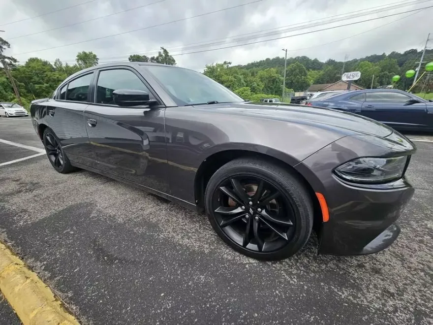 2017 Dodge Charger SE photo 1