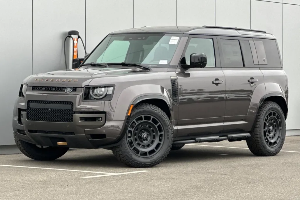 2025 Land Rover Defender 110 photo 1
