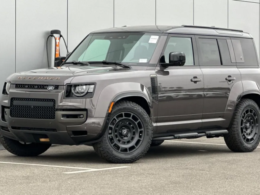 2025 Land Rover Defender 110 photo 1