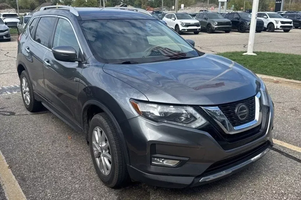 2018 Nissan Rogue SV photo 1