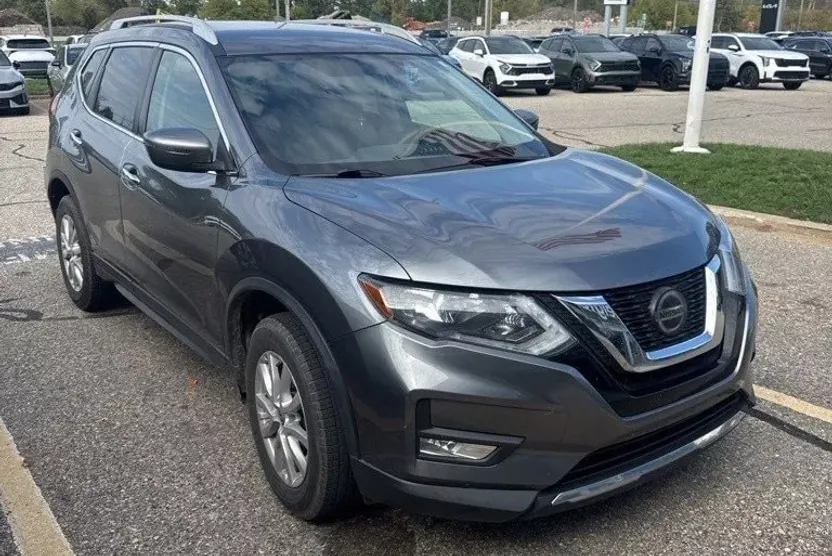 2018 Nissan Rogue SV photo 1