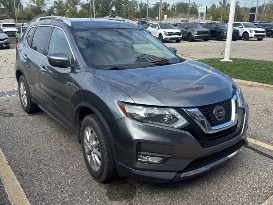 2018 Nissan Rogue SV photo 1