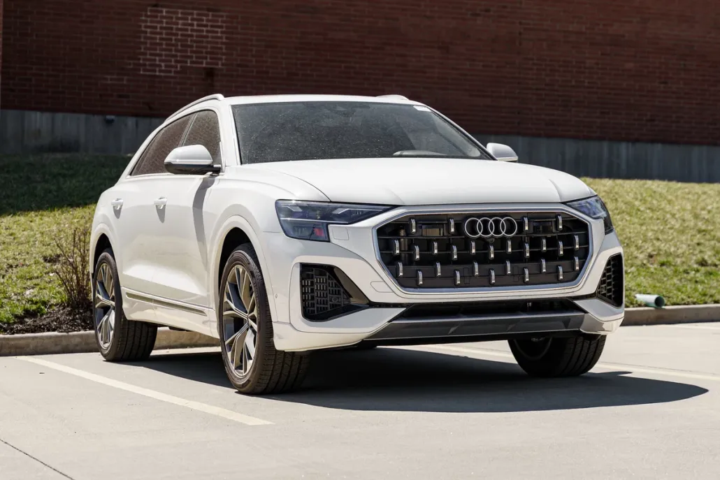 2025 Audi Q8 Premium photo 1