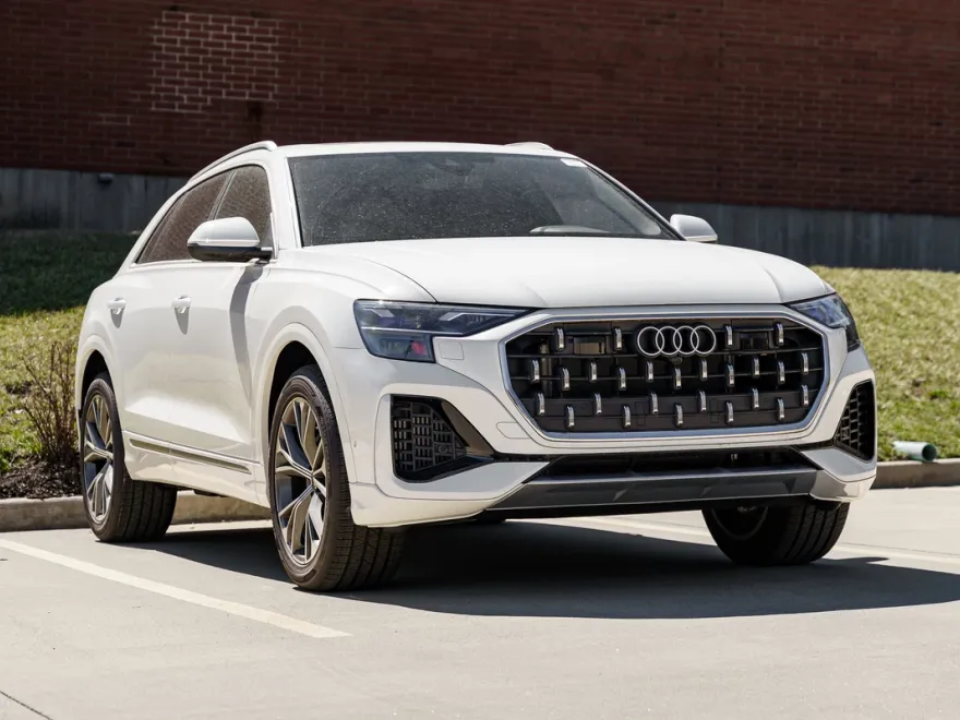 2025 Audi Q8 Premium photo 1