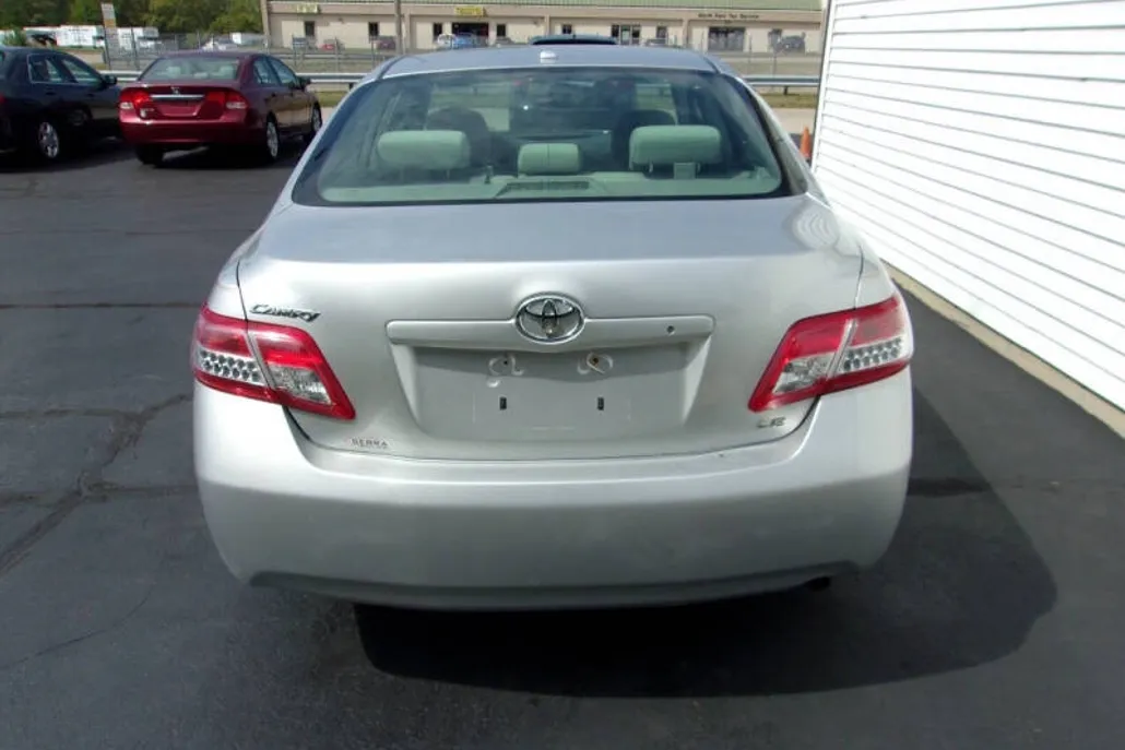 2011 Toyota Camry LE photo 1