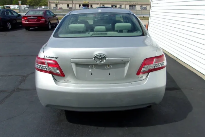 2011 Toyota Camry LE photo 1