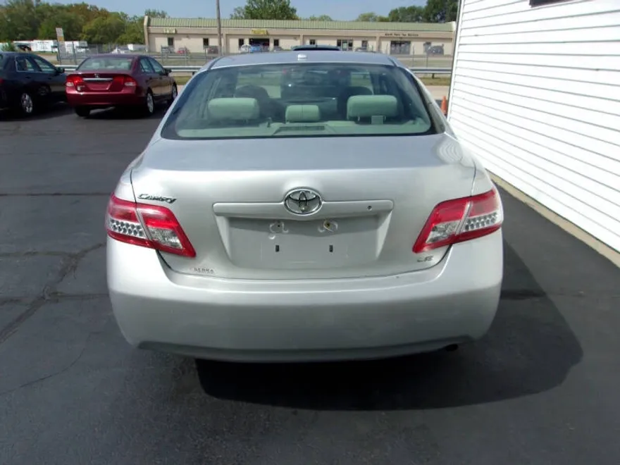 2011 Toyota Camry LE photo 1