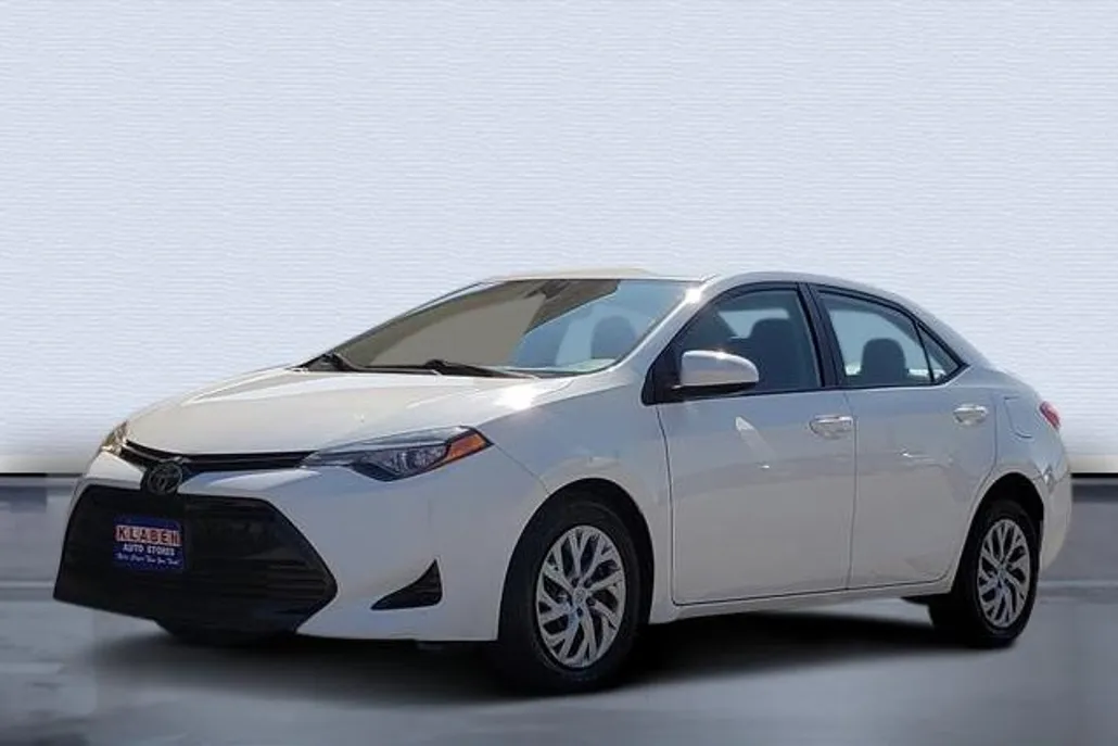 2017 Toyota Corolla LE photo 1