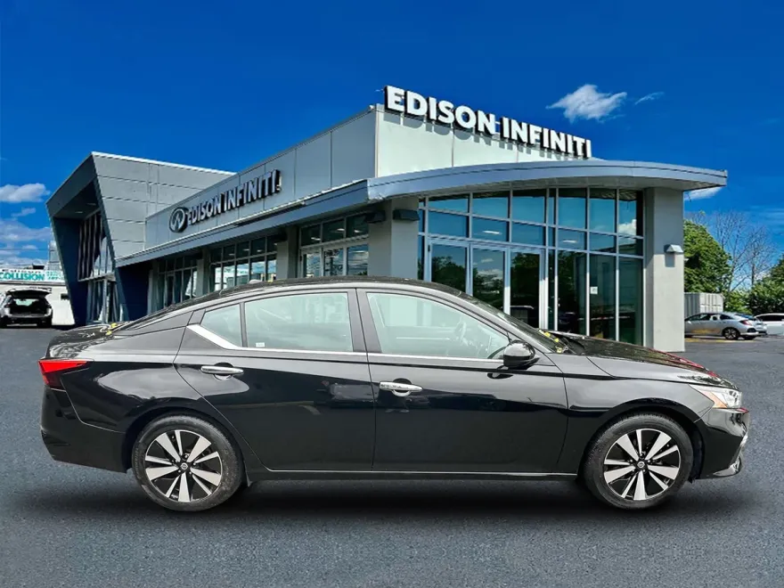 2022 Nissan Altima 2.5 SV photo 1
