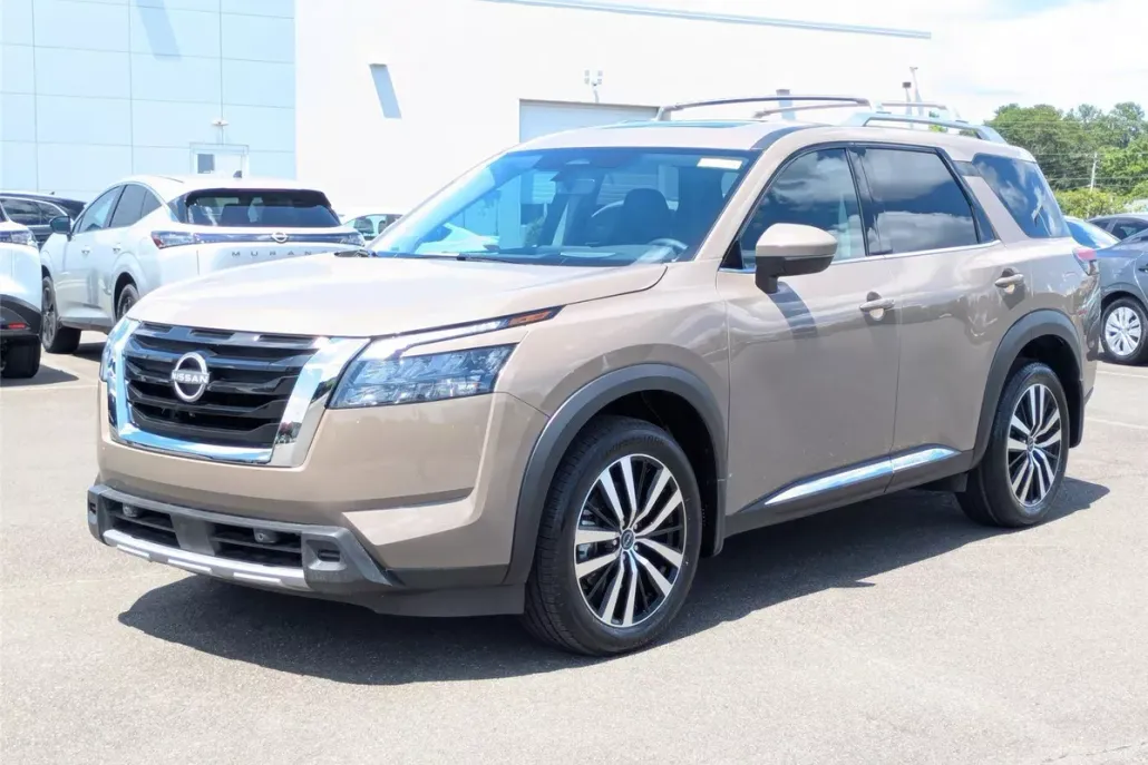 2025 Nissan Pathfinder Platinum photo 1