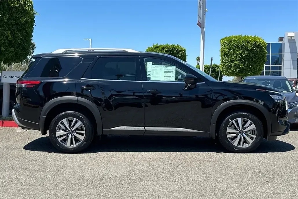 2025 Nissan Pathfinder SL photo 1