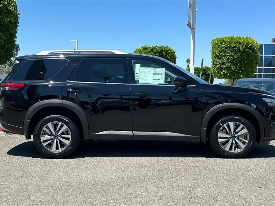 2025 Nissan Pathfinder SL photo 1