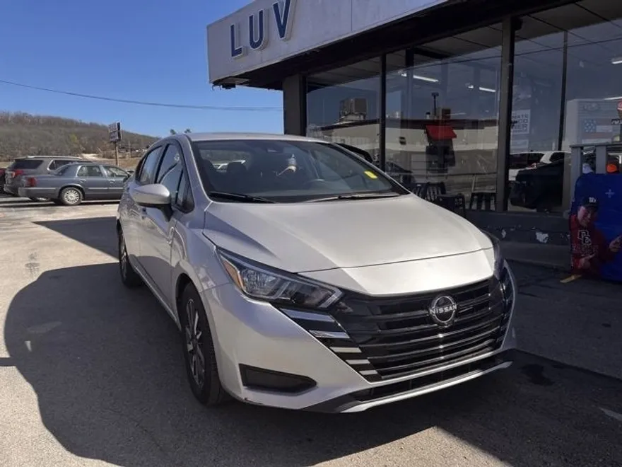 2023 Nissan Versa SV photo 1