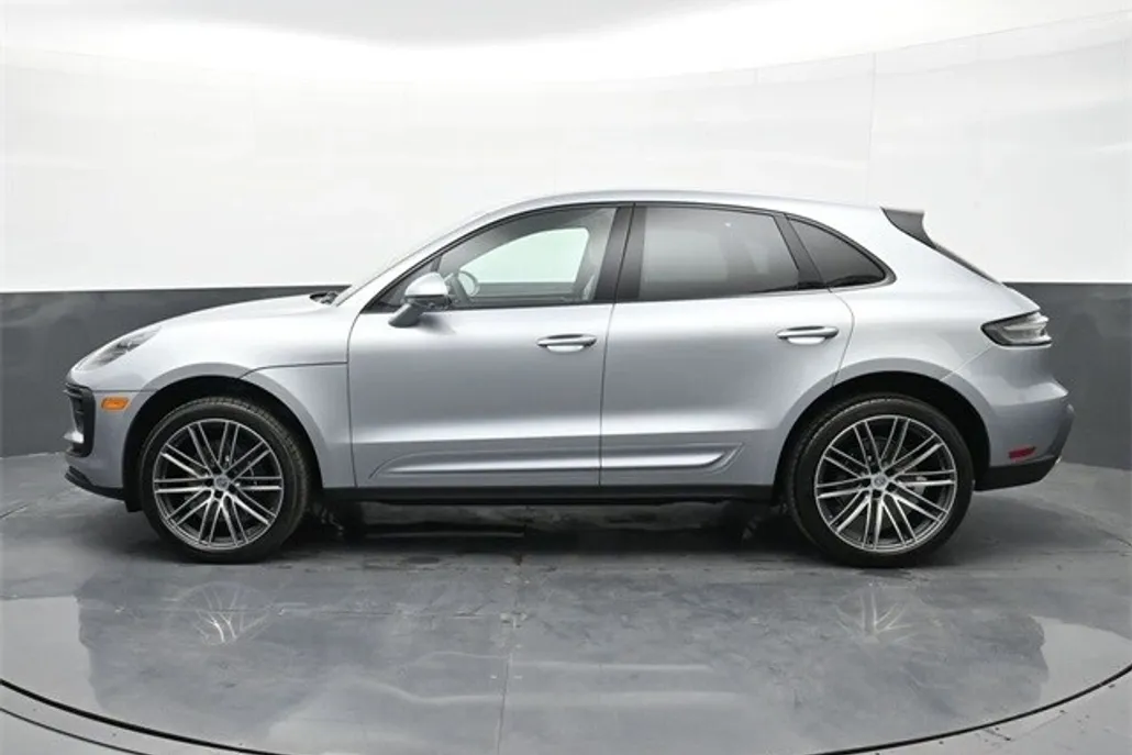 2025 Porsche Macan T photo 1
