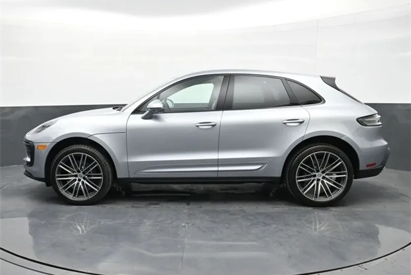 2025 Porsche Macan T photo 1