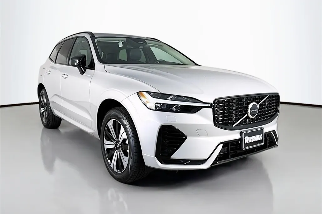 2025 Volvo XC60 Hybrid T8 Core photo 1