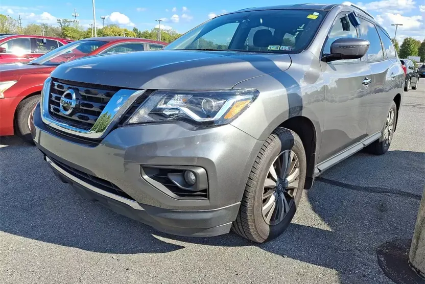 2017 Nissan Pathfinder SV photo 1