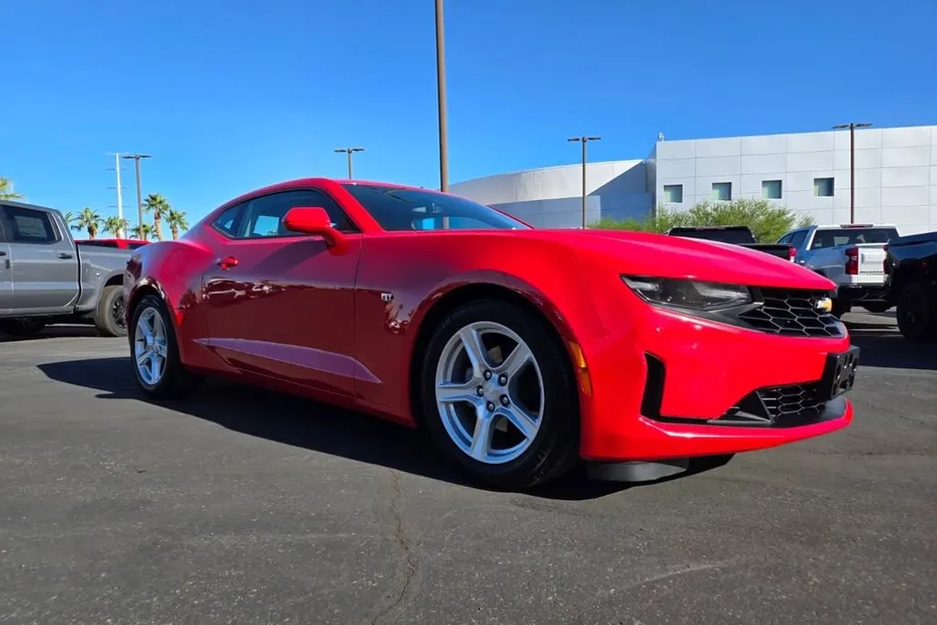 2023 Chevrolet Camaro 1LT photo 1