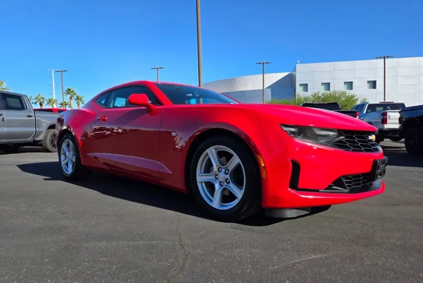 2023 Chevrolet Camaro 1LT photo 1