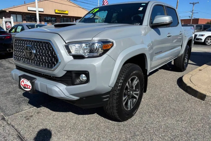 2019 Toyota Tacoma TRD Sport photo 1