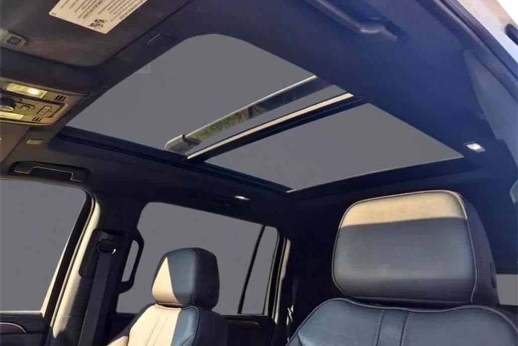 2022 Chevrolet Suburban RST photo 1