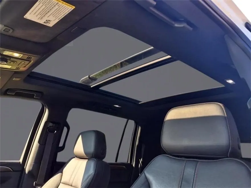 2022 Chevrolet Suburban RST photo 1