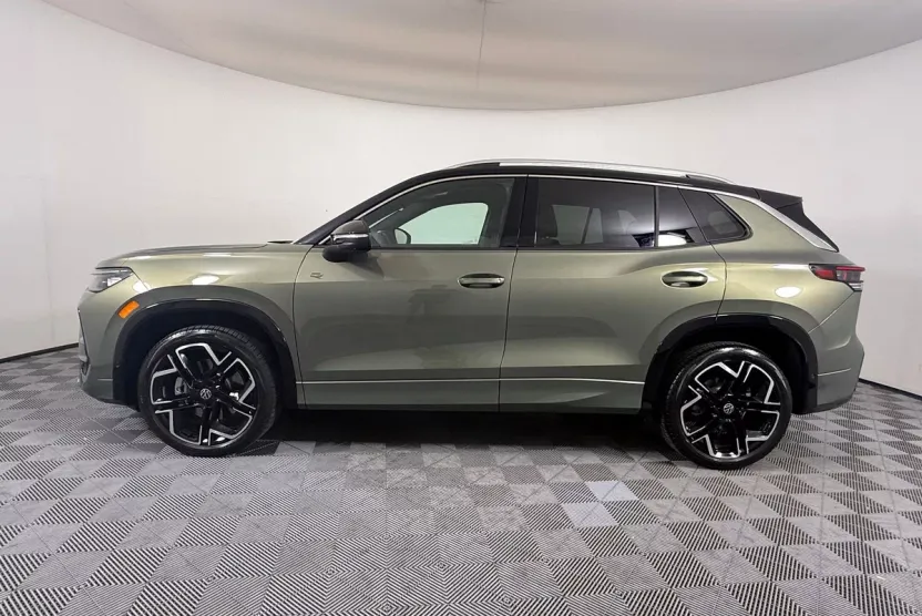 2025 Volkswagen Tiguan SEL R-Line Black photo 1