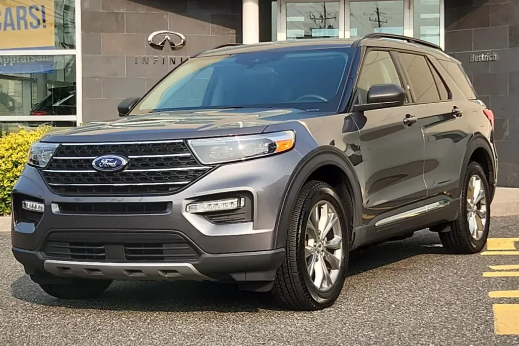 2023 Ford Explorer XLT photo 1