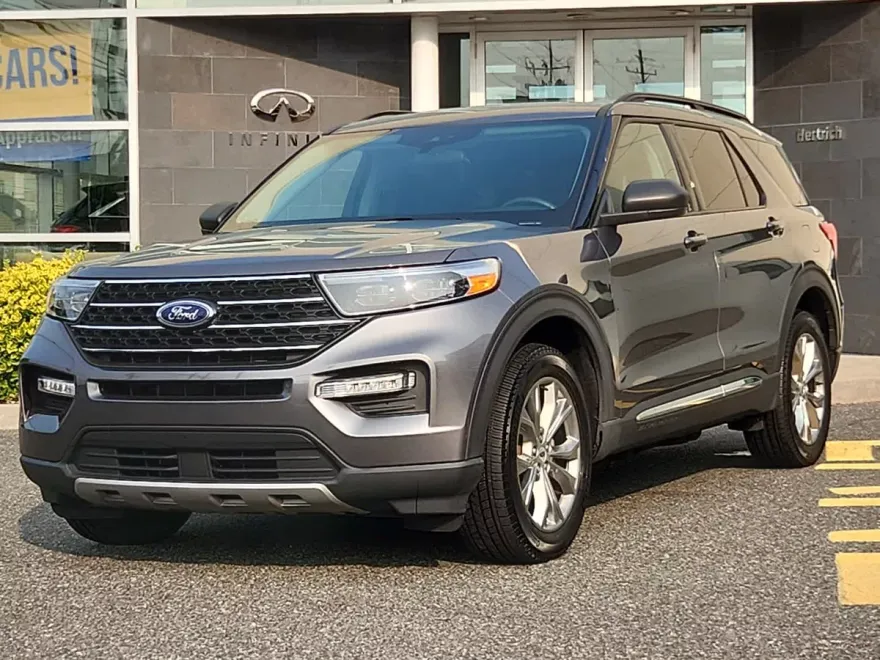 2023 Ford Explorer XLT photo 1