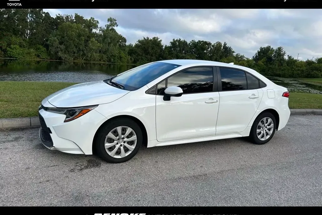 2022 Toyota Corolla LE photo 1